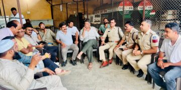 भोपाल पुलिस द्वारा युवक कांग्रेस नेता प्रिंस सिंह भदौरिया के आवास पर सुरक्षा घेरा और नजरबंदी की प्रतीकात्मक तस्वीर।