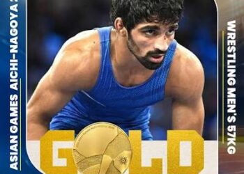 एशियन गेम्स 2026 में मेंस 57 किग्रा फ्रीस्टाइल कुश्ती का गोल्ड मेडल जीतकर तिरंगा लहराते भारतीय पहलवान अमन सहरावत।