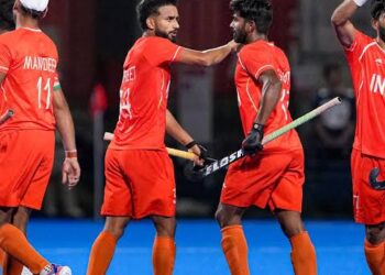 एशियन गेम्स 2026 मेंस हॉकी फाइनल में मलेशिया को 5-1 से हराकर तिरंगे के साथ गोल्ड मेडल का जश्न मनाती भारतीय पुरुष हॉकी टीम।