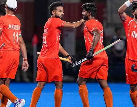 एशियन गेम्स 2026 मेंस हॉकी फाइनल में मलेशिया को 5-1 से हराकर तिरंगे के साथ गोल्ड मेडल का जश्न मनाती भारतीय पुरुष हॉकी टीम।