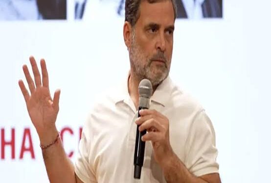 चुनाव आयोग और 'वोट चोरी' के मुद्दे पर प्रेस कॉन्फ्रेंस में आक्रामक तेवर दिखाते लोकसभा में नेता प्रतिपक्ष राहुल गांधी।