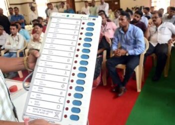 मध्य प्रदेश राज्य निर्वाचन आयोग के भोपाल कार्यालय और आधुनिक इलेक्ट्रॉनिक वोटिंग मशीन (EVM) व डिजिटल चुनावी ऐप का दृश्य।