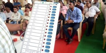 मध्य प्रदेश राज्य निर्वाचन आयोग के भोपाल कार्यालय और आधुनिक इलेक्ट्रॉनिक वोटिंग मशीन (EVM) व डिजिटल चुनावी ऐप का दृश्य।