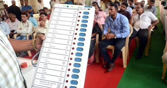 मध्य प्रदेश राज्य निर्वाचन आयोग के भोपाल कार्यालय और आधुनिक इलेक्ट्रॉनिक वोटिंग मशीन (EVM) व डिजिटल चुनावी ऐप का दृश्य।
