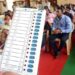 मध्य प्रदेश राज्य निर्वाचन आयोग के भोपाल कार्यालय और आधुनिक इलेक्ट्रॉनिक वोटिंग मशीन (EVM) व डिजिटल चुनावी ऐप का दृश्य।