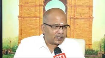 भारत निर्वाचन आयोग के प्रतीक चिन्ह के साथ ओडिशा के मुख्य चुनाव अधिकारी (CEO) आर. संथान गोपालन की फाइल तस्वीर।